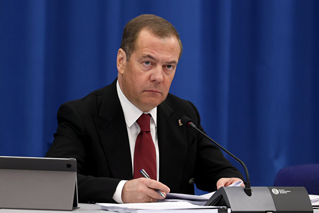 Медведев: современная молодежь лучше справляется с мошенниками