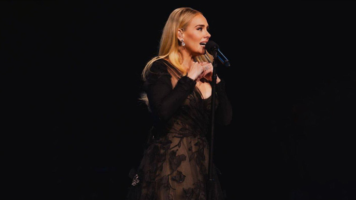 Певица Адель выступила на концерте в платье от Дома моды Юдашкина