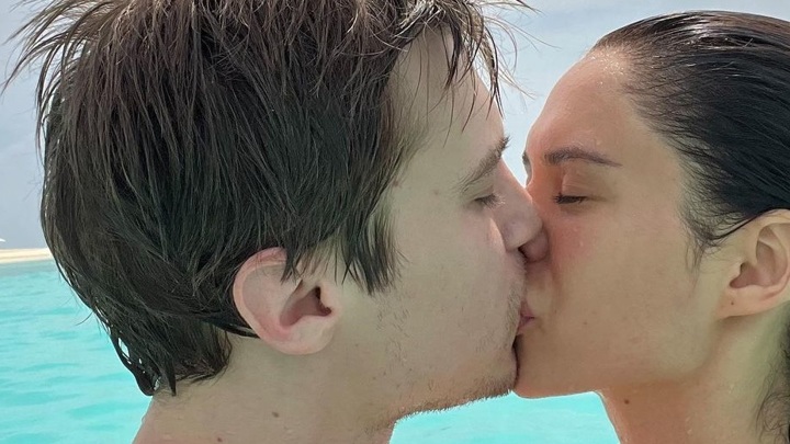 Поцелуи и фото в бикини: Янковский и Пожарская отдыхают на Мальдивах