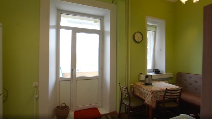 Семья Тюлягиных оценила кухню в стиле ретро с картиной Кандинского на потолке