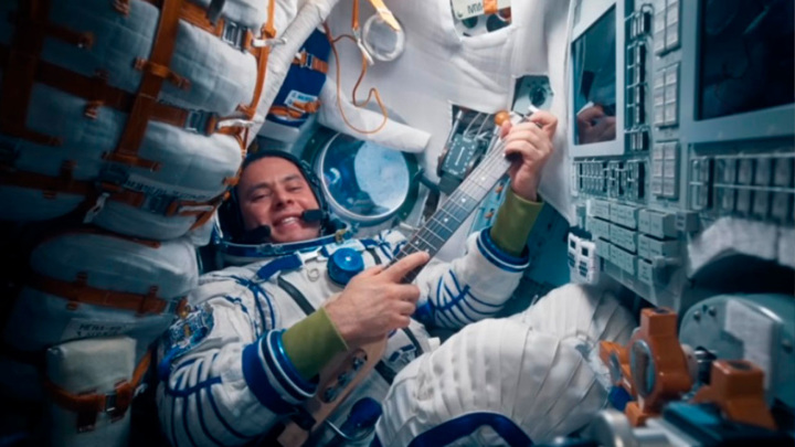 Uma2rman и космонавт Сергей Корсаков презентовали совместный клип, снятый на МКС